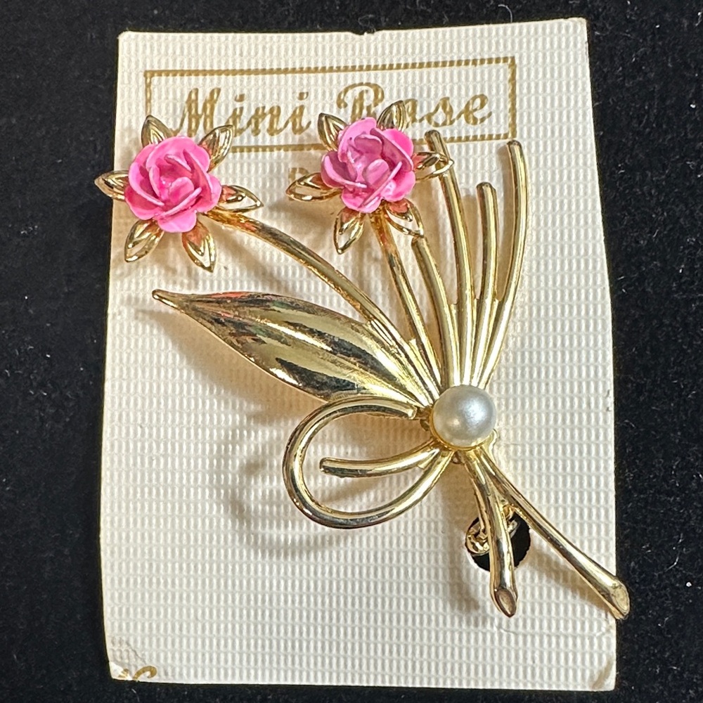 Vtge Double Pink Rose Floral Gold Brooch with faux Pearl on original card #61